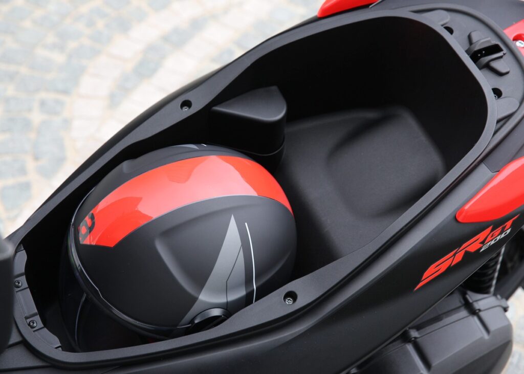 Aprilia sr gt spremište za kacigu